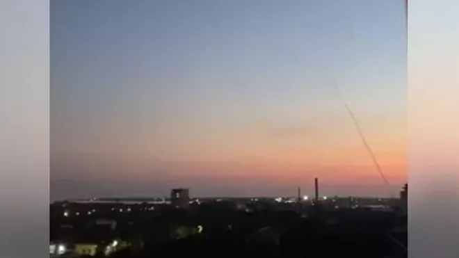 Záběr zachycující vypálenou raketu na Krymu