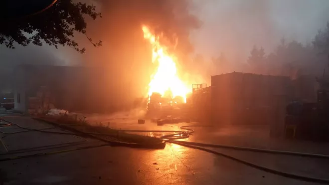 Požár dvou skladovacích hal a odpadu v obci Záryby nedaleko Prahy