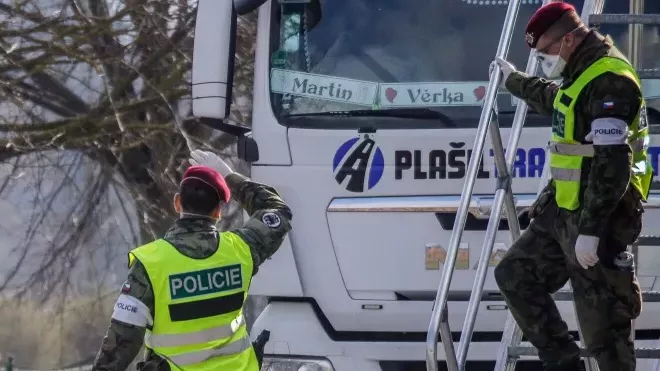 Policie začala hlídat hranice se Slovenskem. Desítky zadržených migrantů za první noc