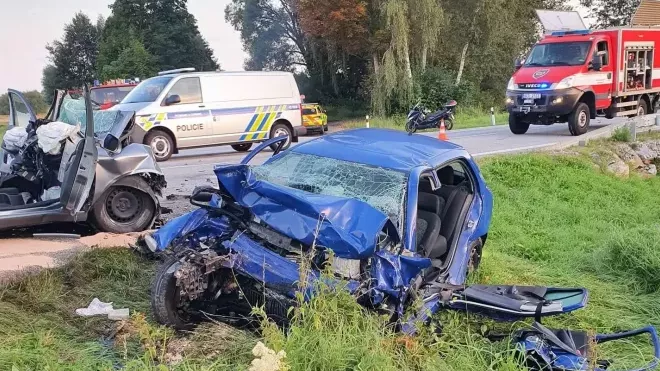 Při nehodě dvou osobních aut zemřeli tři lidé