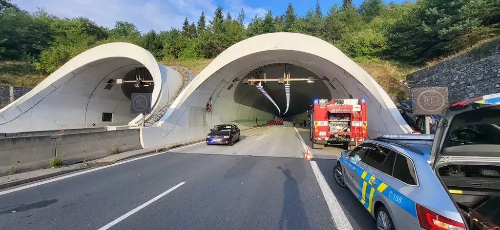 Smrtelná nehoda uzavřela dálniční tunel Valík za Plzní na D5 ve směru na Prahu