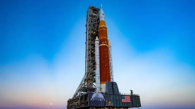 Americký Národní úřad pro letectví a vesmír (NASA) kvůli nepříznivému počasí zrušil na úterý plánované vypuštění rakety Space Launch System (SLS) s modulem Orion k Měsíci. Jedná se o již třetí odklad startu testovací mise, kterou budou v případě úspěchu následovat cesty na Měsíc s posádkou. Informovala o tom dnes agentura AP.