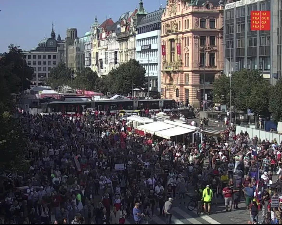 Lidé na pražském Václavském náměstí demonstrují proti Fialově vládě. (3.9.2022)