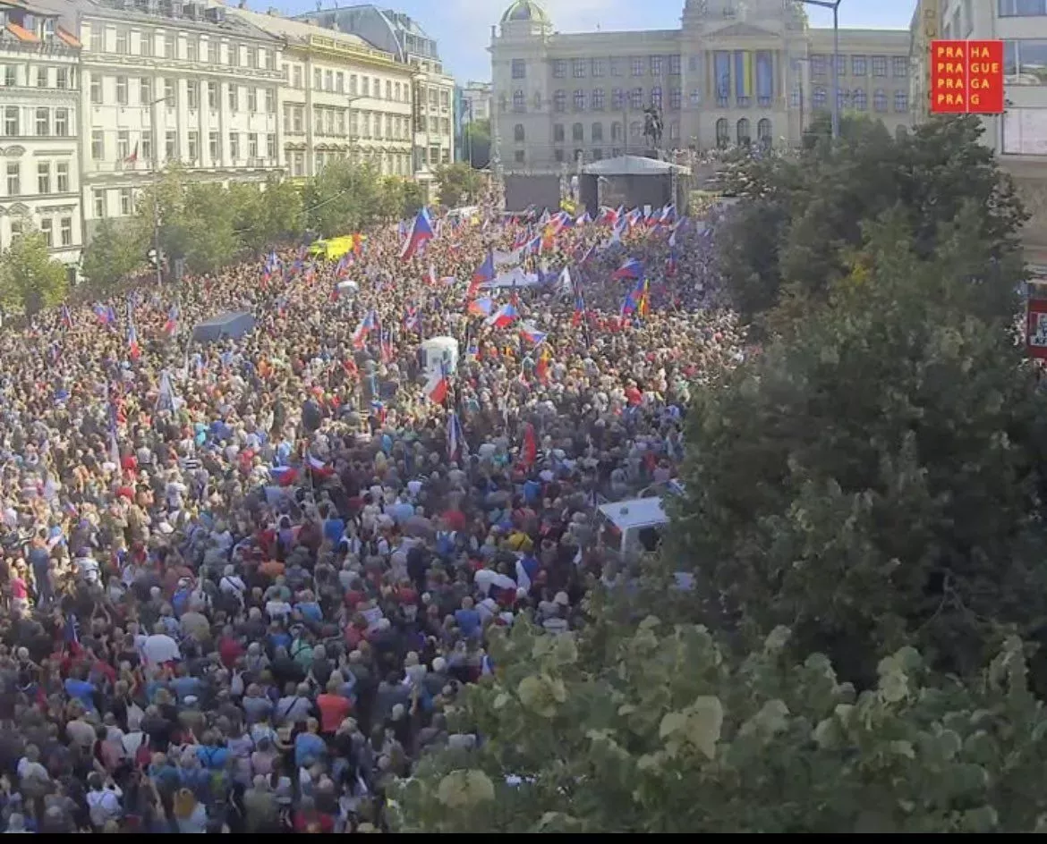 Lidé na pražském Václavském náměstí demonstrují proti Fialově vládě. (3.9.2022)