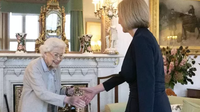 Královna Alžběta II. ještě stihla uvést do úřadu novou britskou premiérku Liz Trussovou.
