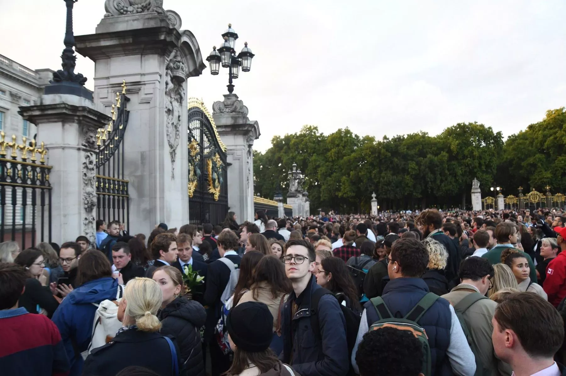 Před Buckinghamským palácem se shromáždily davy truchlících