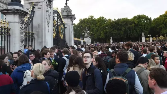 Před Buckinghamským palácem se shromáždily davy truchlících