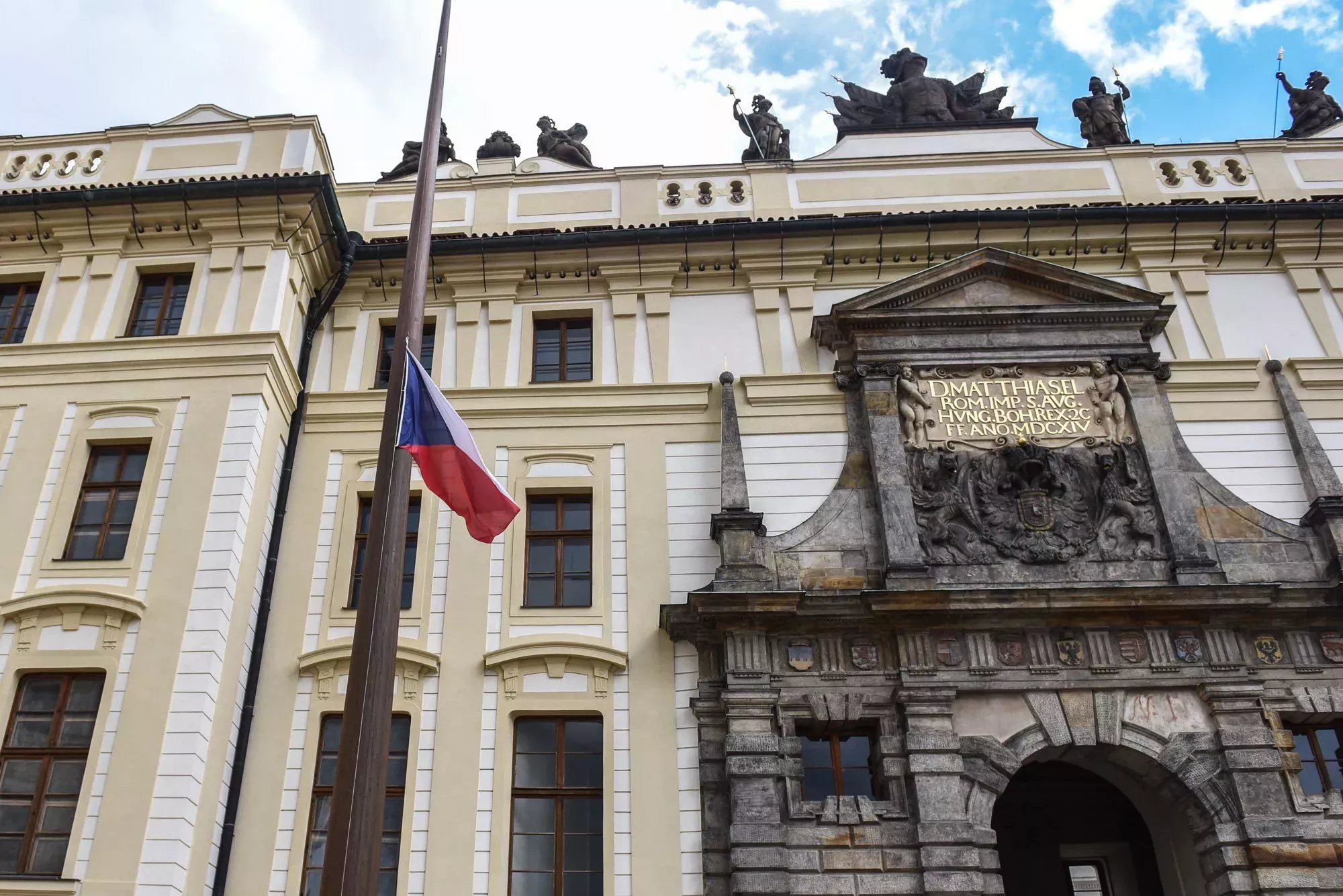 Prezident Miloš Zeman nechal kvůli úmrtí královny Alžběty stáhnout vlajky na půl žerdi. (9.9.2022)