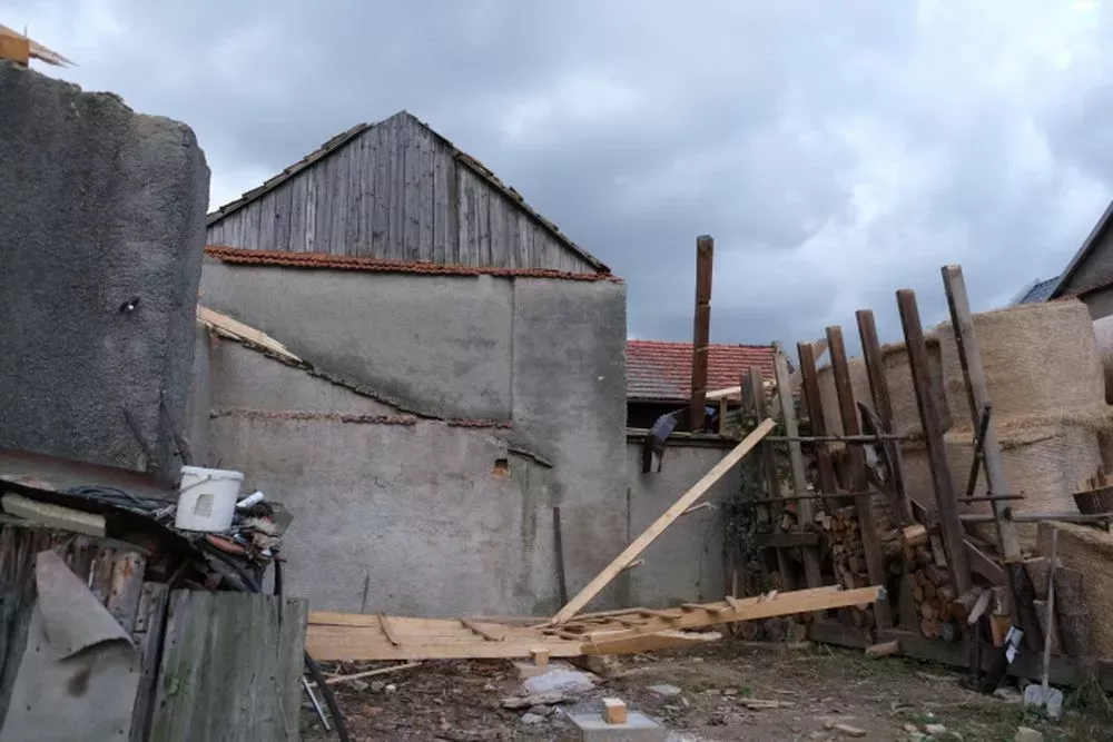 Následky větrné smršti v Hraběticích na Novojičínsku