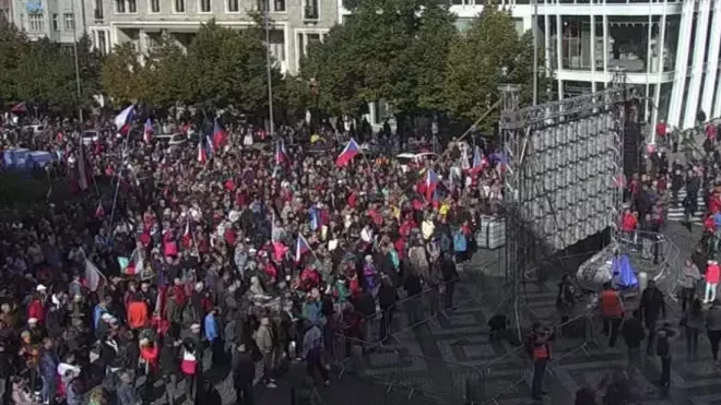 Na Václavském náměstí se sešly tisíce lidí na demonstraci proti Fialově vládě