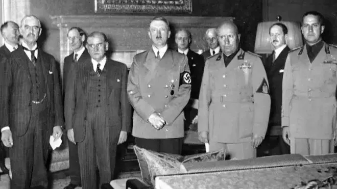 Fotografie z průběhu Mnichovských jednání. Zleva: Neville Chamberlain za Velkou Británii, Édouard Daladier, zástupce Francie, Adolf Hitler za nacistické Německo a Benito Mussolini za fašistickou Itálii