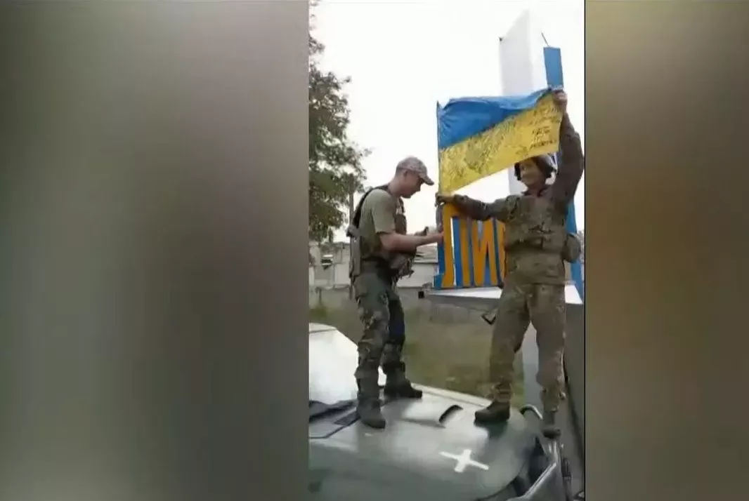 Ukrajinští vojáci osvobozují Lyman.