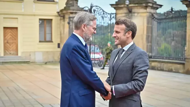 Petr Fiala vítá na Pražském hradě Emmanuela Macrona. (6.10.2022)