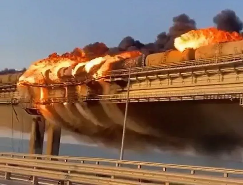 Část Kerčského mostu v plamenech.