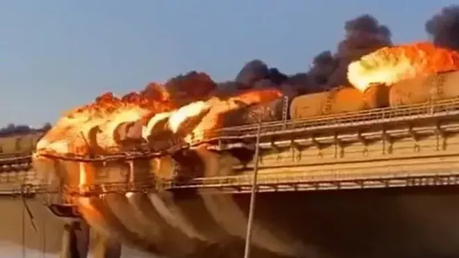 Část Kerčského mostu se v plamenech řítí k zemi