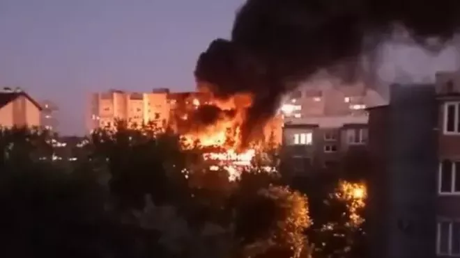 Na obytnou budovu v ruském městě Jejsk spadlo letadlo