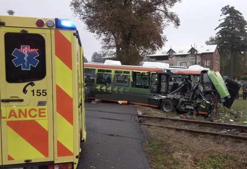 Autobus vjel ve Vrchlabí na přejezd, když projížděl vlak