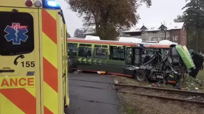 Autobus vjel ve Vrchlabí na přejezd, když projížděl vlak