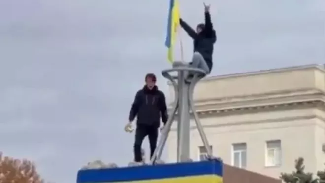 V Chersonu lidé vycházejí na ulice vítat ukrajinské vojáky