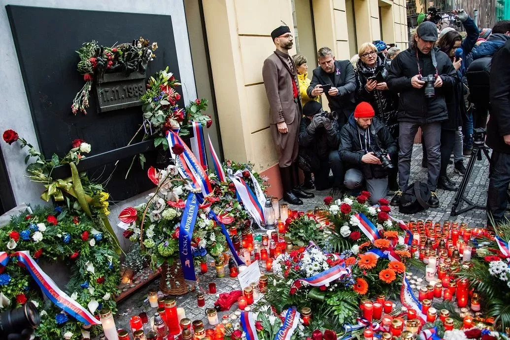 Češi slaví na Národní třídě státní svátek 17. listopadu. (17.11.2022)