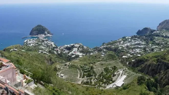 Na ostrově Ischia bylo nalezeno už pět obětí půdního sesuvu