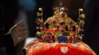 České korunovační klenoty jsou souborem předmětů ze sbírky Svatovítského pokladu a sloužily jako odznaky (insignie) vlády a moci českých králů. Udělovaly se při korunovaci.