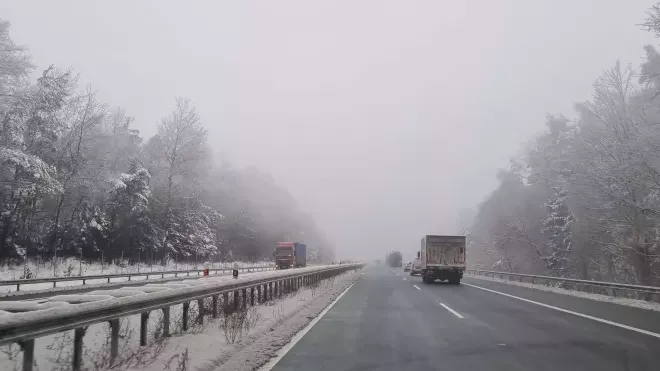 Počasí v Česku komplikuje dopravu, omezilo provoz na D1