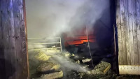 U Zlaté Olešnice na Trutnovsku hoří stáje. (5.1.2023)