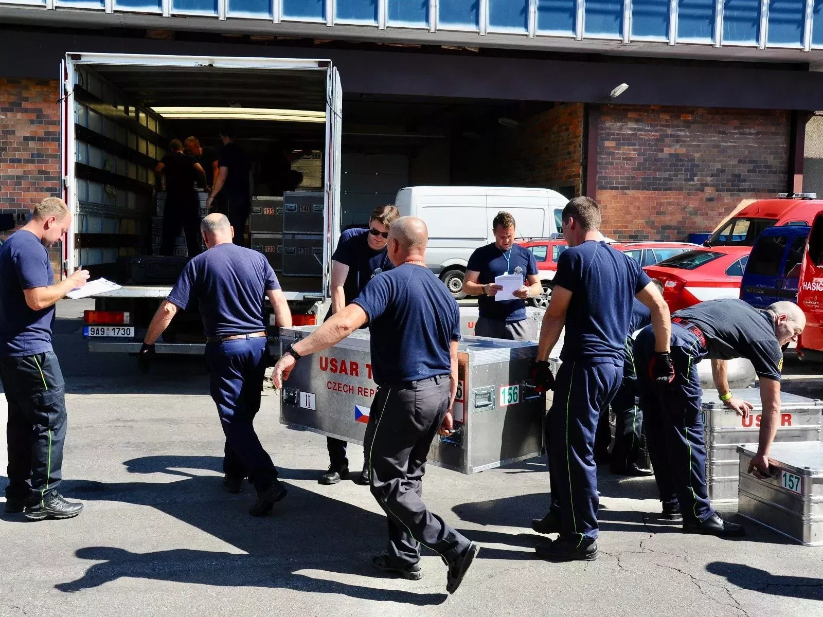 Tým českých hasičů na pomoc při vyhledávání v sutinách