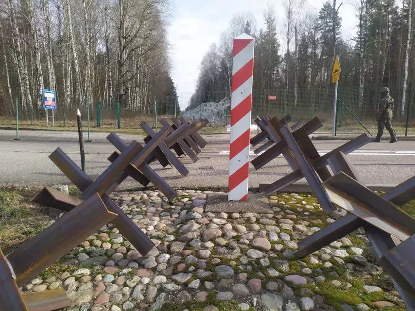 Polsko rozmístilo na hranici s Ruskem a Běloruskem protitankové zátarasy.