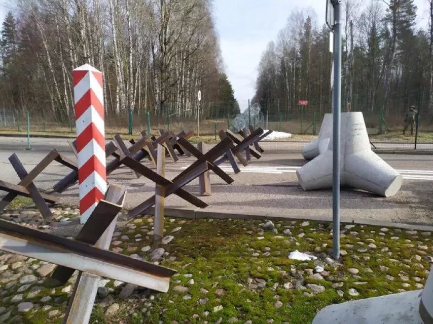 Polsko rozmístilo na hranici s Ruskem a Běloruskem protitankové zátarasy