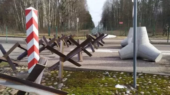 Polsko rozmístilo na hranici s Ruskem a Běloruskem protitankové zátarasy