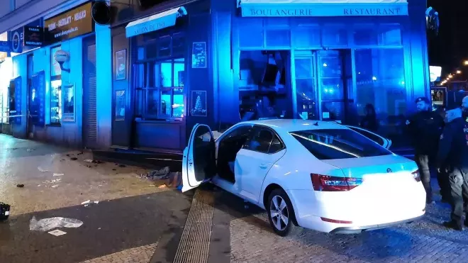 V centru Prahy srazilo auto chodce
