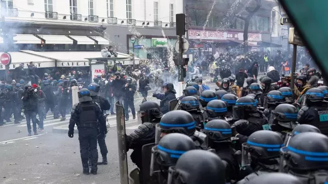 Při protestech ve Francii bylo zraněno 441 policistů, demonstranti zapálili radnici