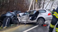 Při čelní srážce dvou osobních aut u Koclířova na Svitavsku zemřeli tři lidé