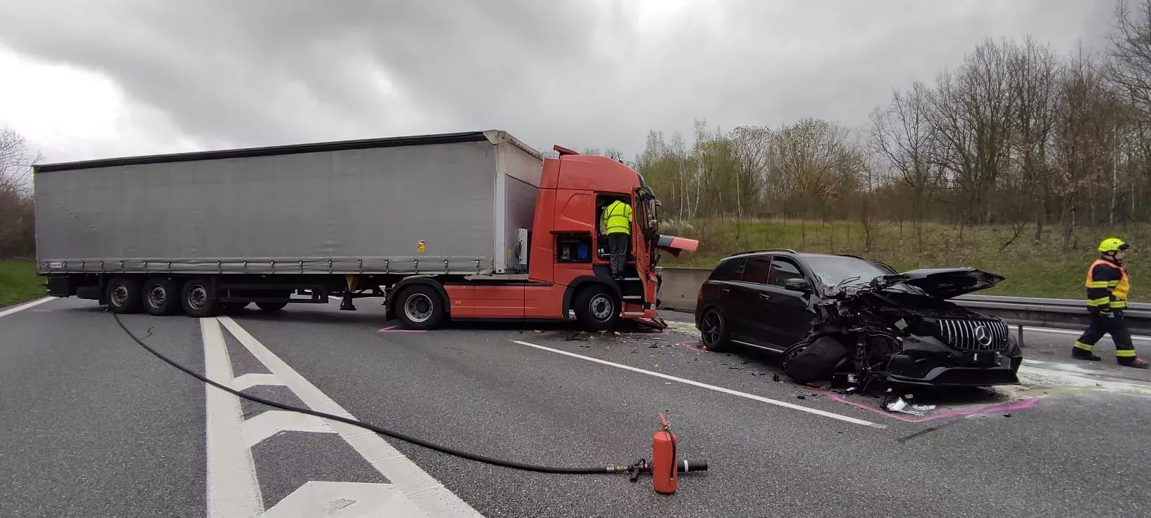 Nehodou skončila honička na dálnici D8. (18.4.2023)