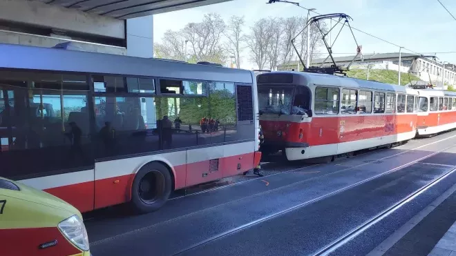 V Praze se srazila tramvaj s autobusem. (4.5.2023)