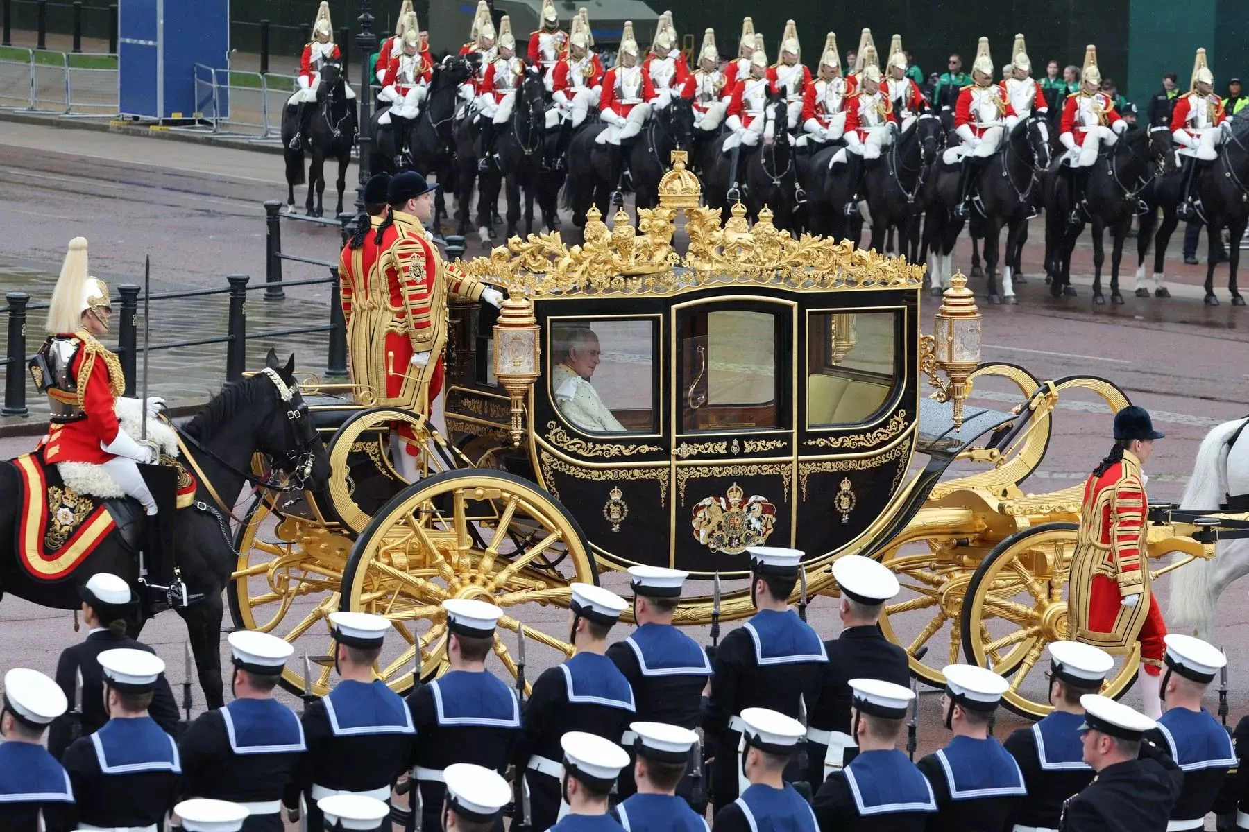 Král a královna vyjeli v kočáře v průvodu z Buckinghamského paláce do Westminsterského opatství.