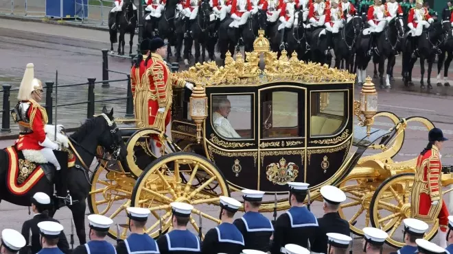 Král a královna vyjeli v kočáře v průvodu z Buckinghamského paláce do Westminsterského opatství.
