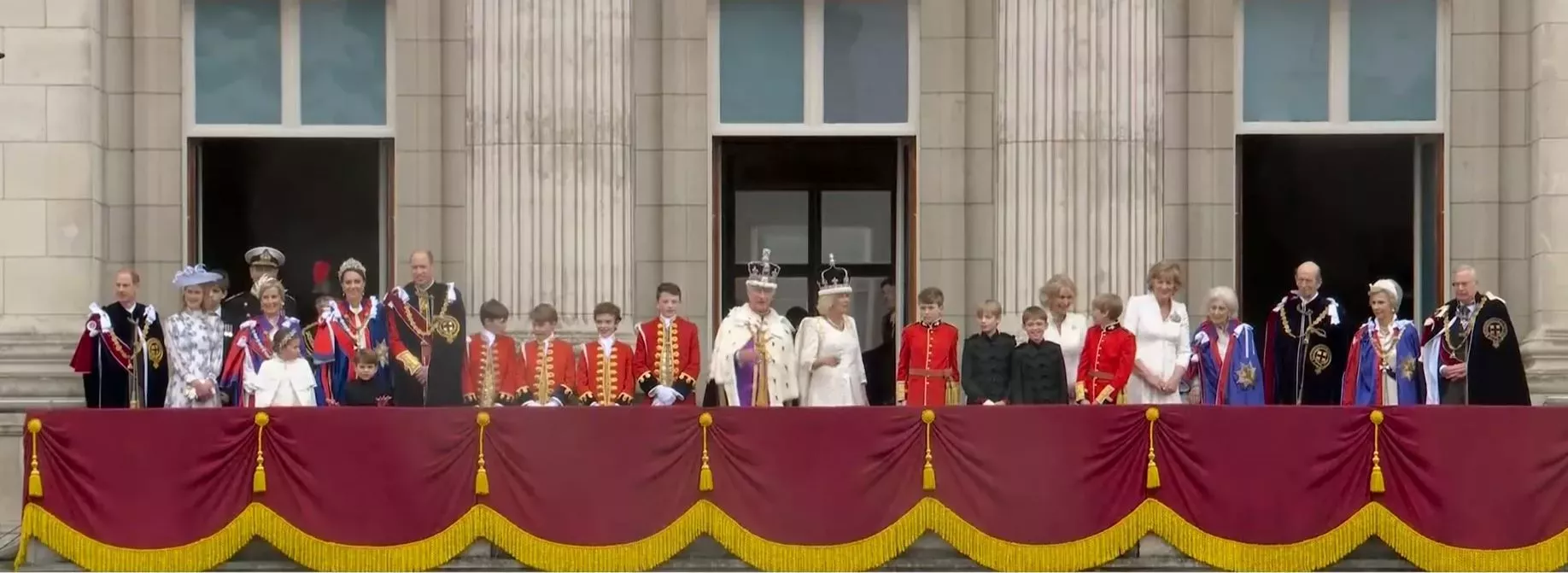 Královská rodina na balkóně Buckinghamského paláce
