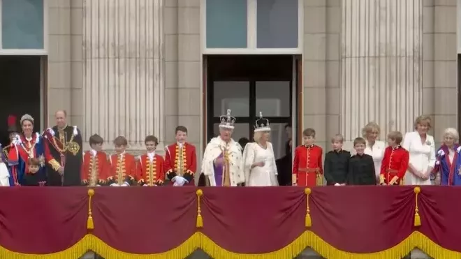 Královská rodina na balkóně Buckinghamského paláce