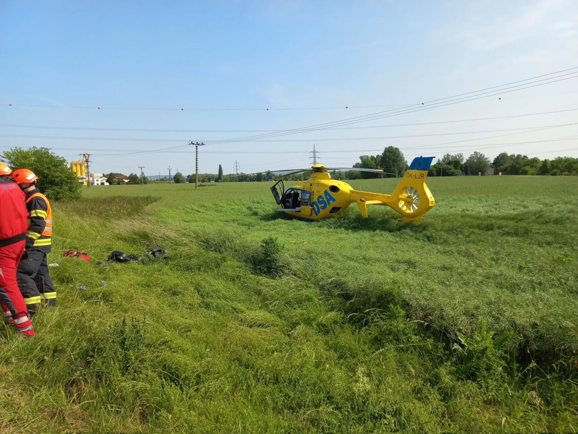 K nehodě na D2 přiletěl záchranářský vrtulník. (29.5.2023)