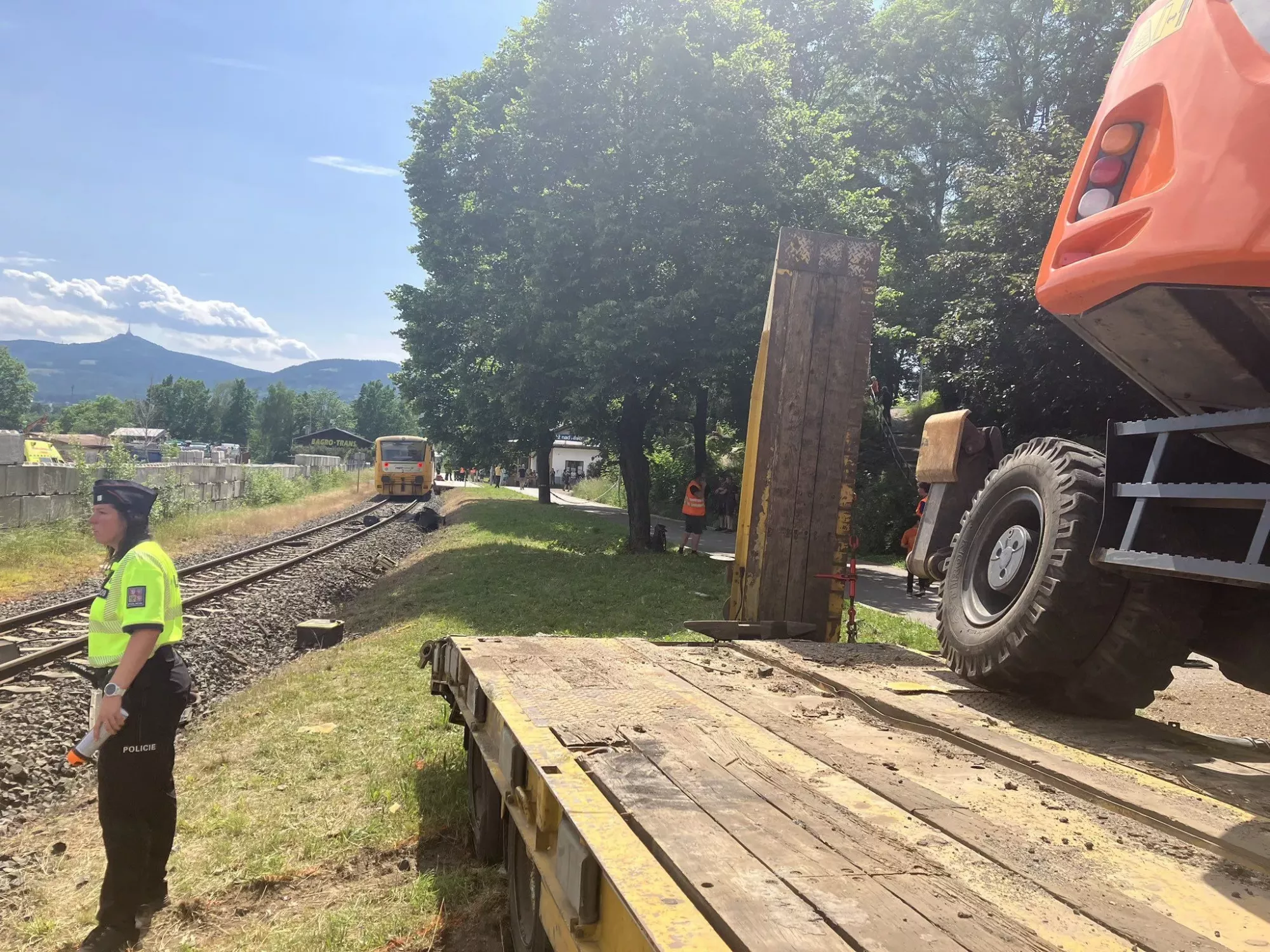 Ve Stráži nad Nisou se srazil vlak s nákladním autem převážejícím bagr. (21.6.2023)