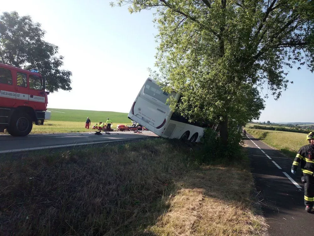 Na Rychnovsku se srazil autobus s autem. (26.6.2023)