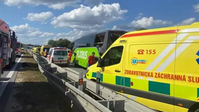 U Brna se na dálnici D2 srazily dva autobusy. (17.7.2023)