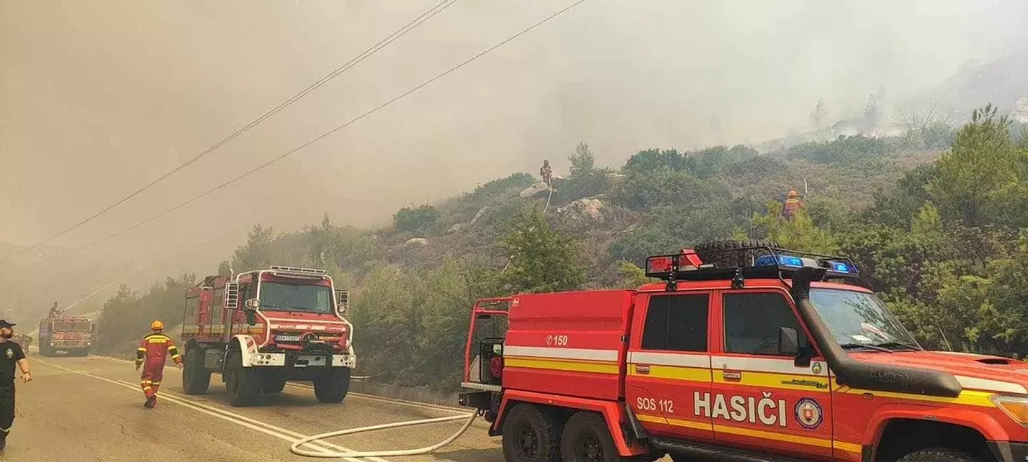 Slovenští hasiči v akci kvůli požáru na ostrově Rhodos.