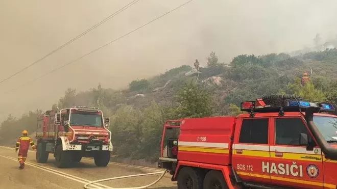 Slovenští hasiči v akci kvůli požáru na ostrově Rhodos.