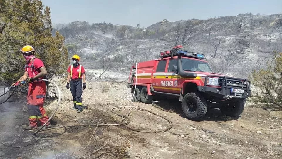 Na Rhodosu nadále zuří ničivý požár.