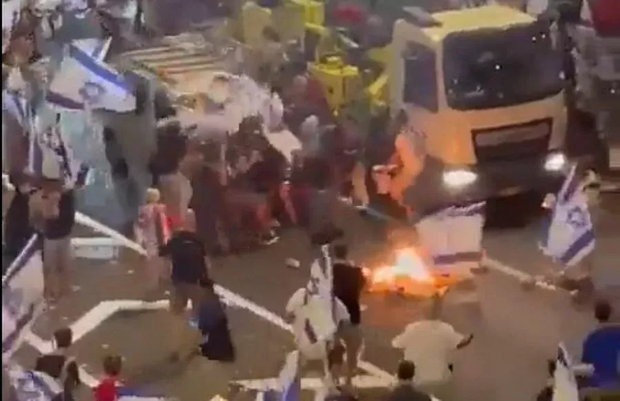 Auto najelo do davu demonstrantů